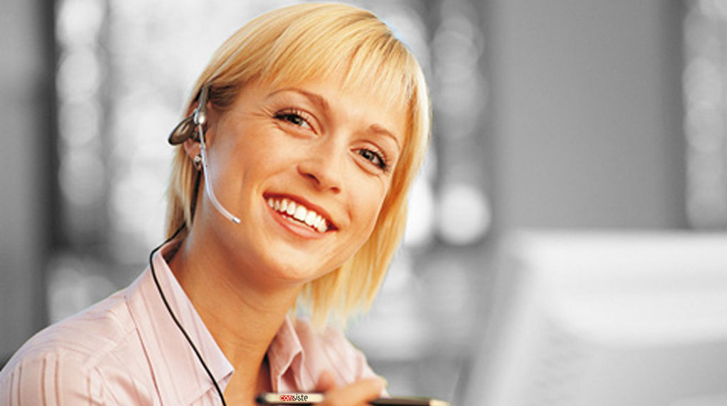 Llamenos para el Arreglo de sus Ordenadores Una mujer con el teléfono. Llamenos para el Arreglo de sus Ordenadores